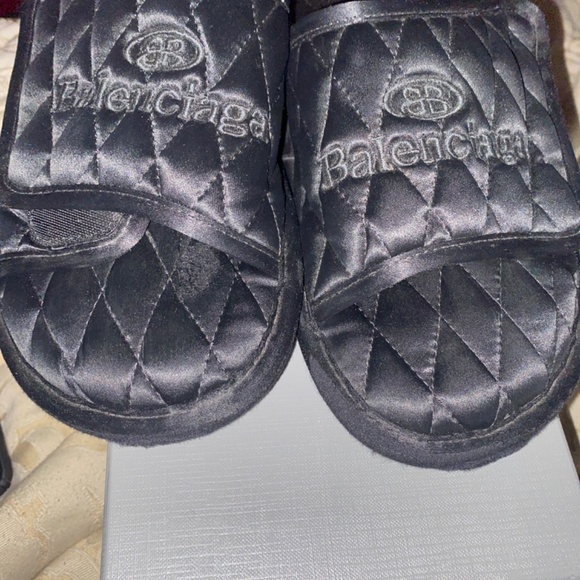 Slippers - Picture 3 of 4